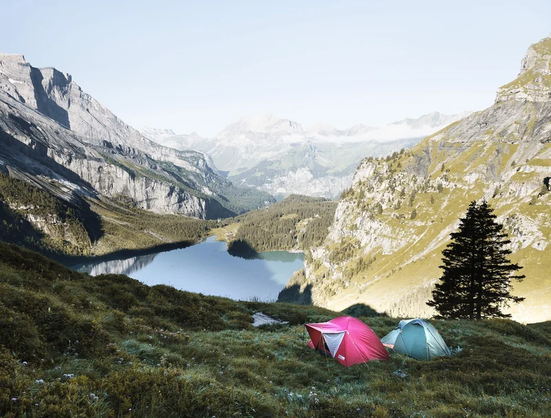 Accessoires et astuces pour survivre (et dormir) sous une tente solo