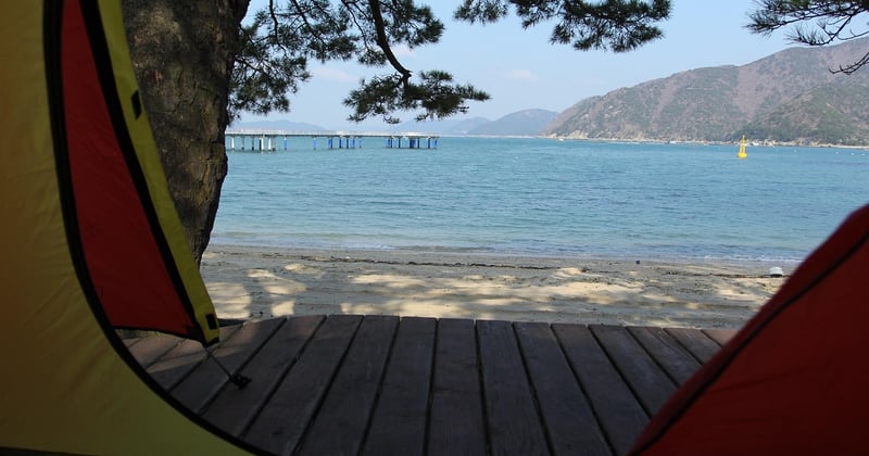 Entretenir sa tente après un séjour en bord de mer : les gestes essentiels